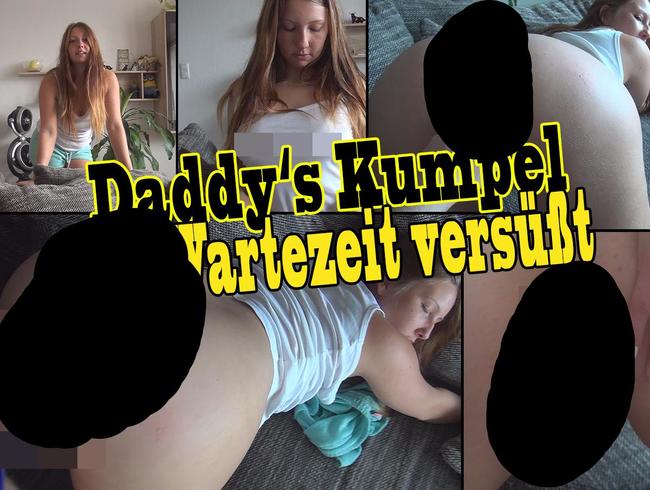 CaroCream Porno Video: Daddy's Kumpel die Wartezeit versüßt